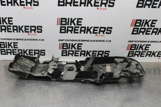 08-10 SUZUKI GSXR 600 REAR BACK TAIL UNDERTAIL BATTERY TRAY PLASTIC BB765
