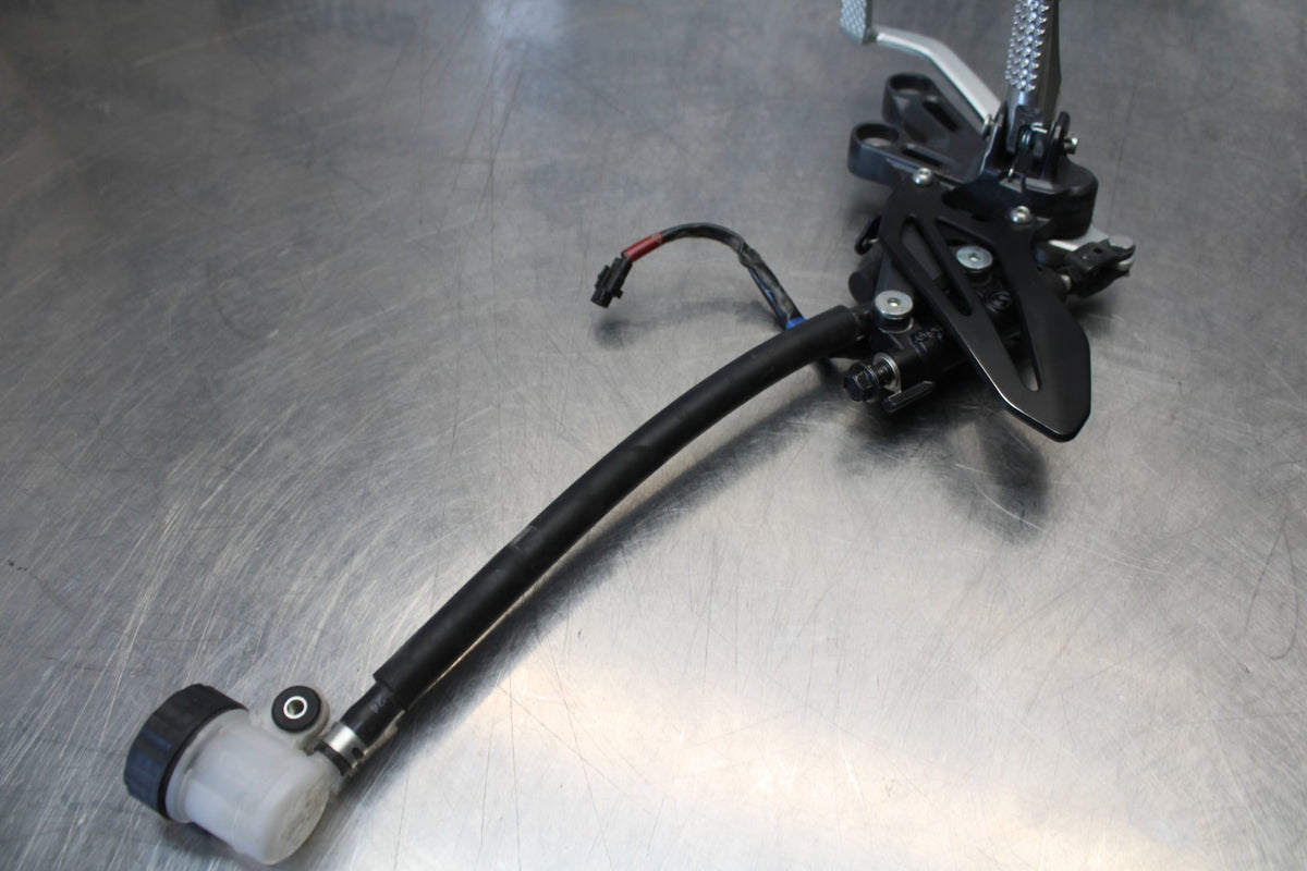 22-25 YAMAHA YZF R7 RIGHT REARSET REAR SET DRIVER FOOT PEG REST STOP BB176
