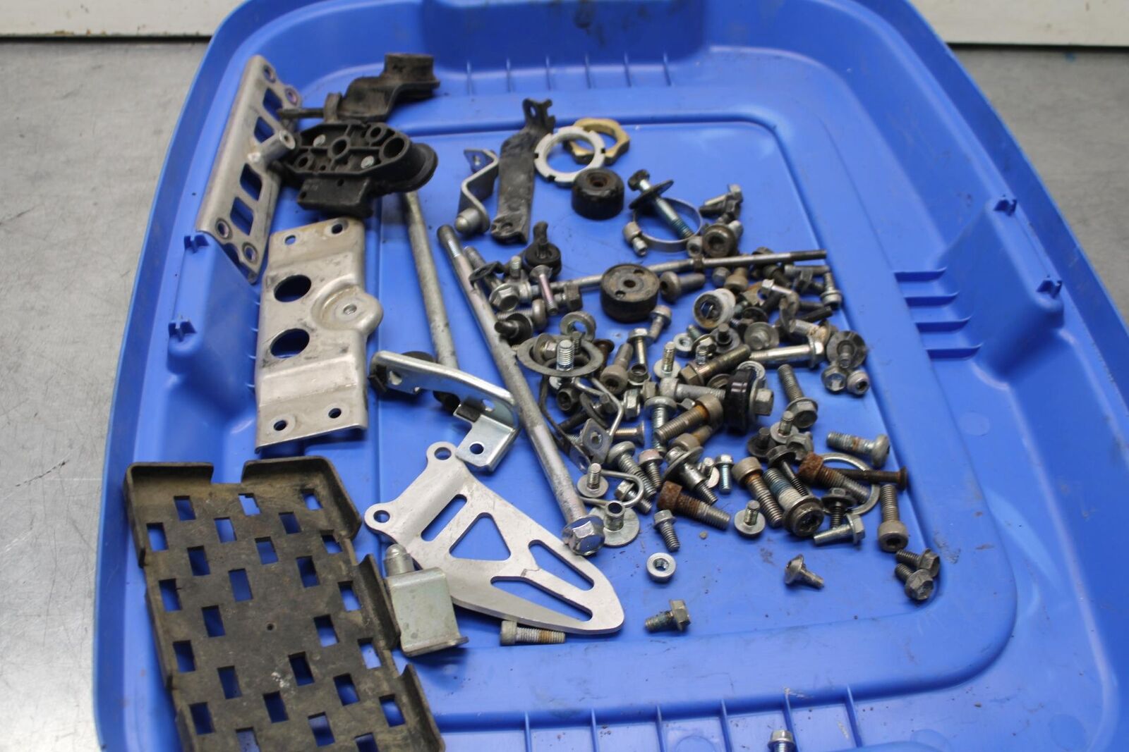 2011 Suzuki GSXR600 MISCELLANEOUS MOUNTING BOLTS HARDWARE MOTOR  BB94