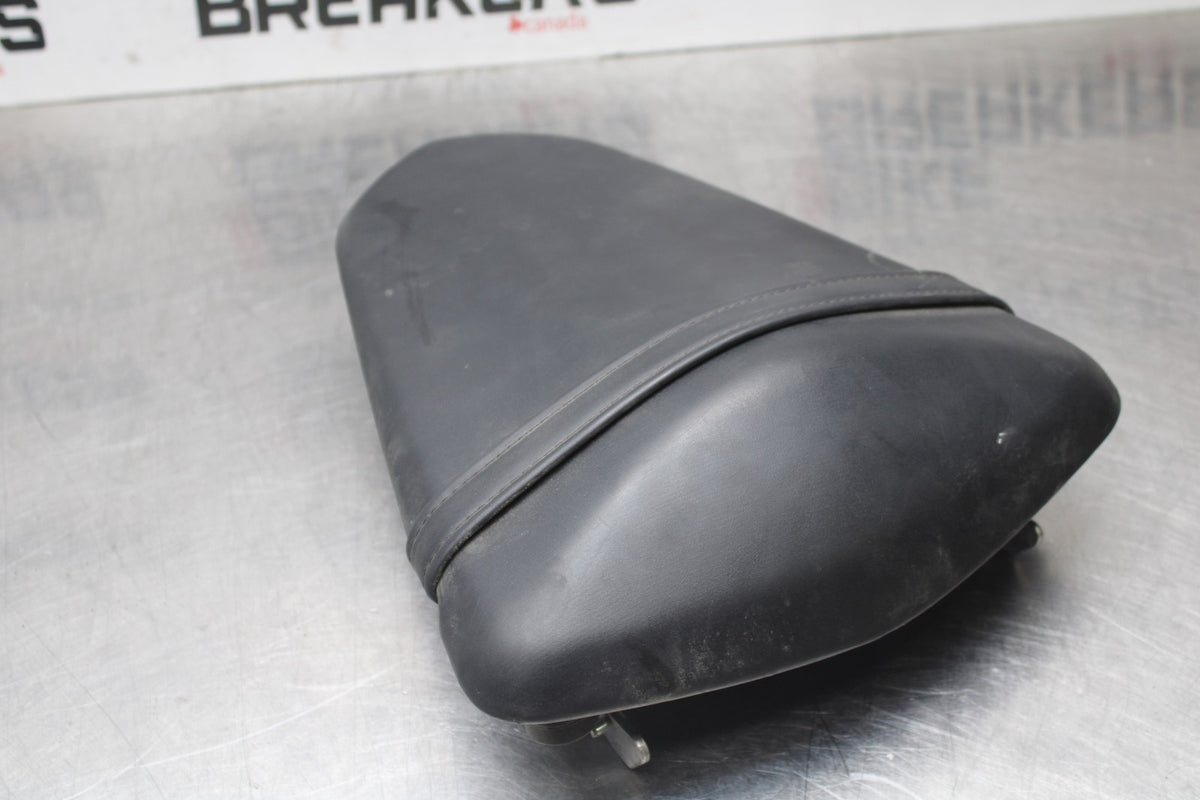 17-18 YAMAHA YZF R3 REAR BACK PASSENGER TANDEM SEAT PAD SADDLE PILLION BB813