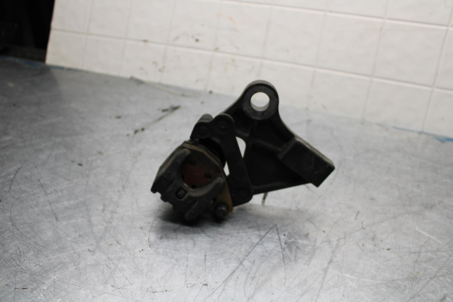 06-07 KAWASAKI NINJA 650R EX650A REAR BACK BRAKE CALIPER W MOUNT BRACKET BB446