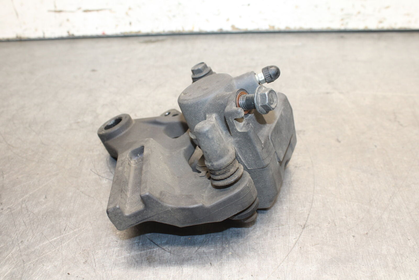 15-17 YAMAHA YZF R3 REAR BACK BRAKE CALIPER W MOUNT BRACKET BB111