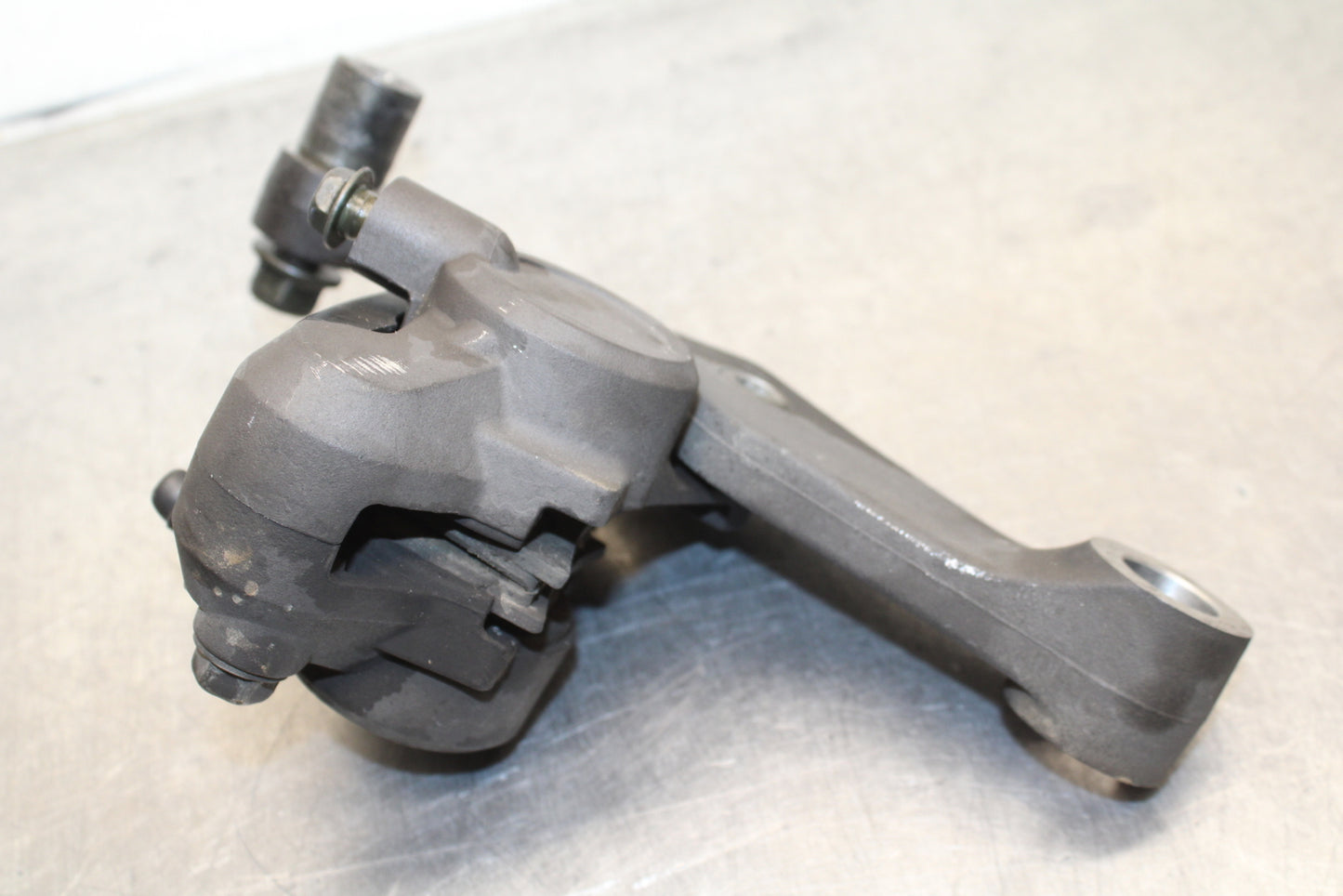 00 SUZUKI INTRUDER 1500 VL1500 REAR BACK BRAKE CALIPER W MOUNT BRACKET BB761