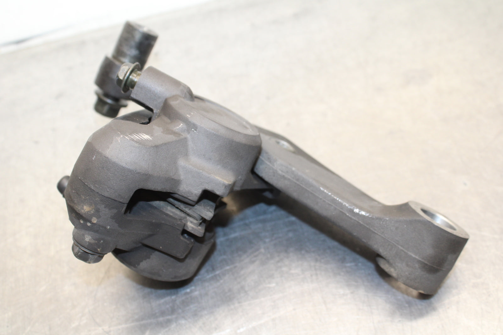 00 SUZUKI INTRUDER 1500 VL1500 REAR BACK BRAKE CALIPER W MOUNT BRACKET BB761