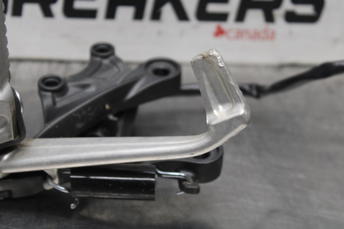 24-25 KAWASAKI NINJA ZX6R RIGHT REARSET REAR SET DRIVER FOOT PEG REST STOP BB939