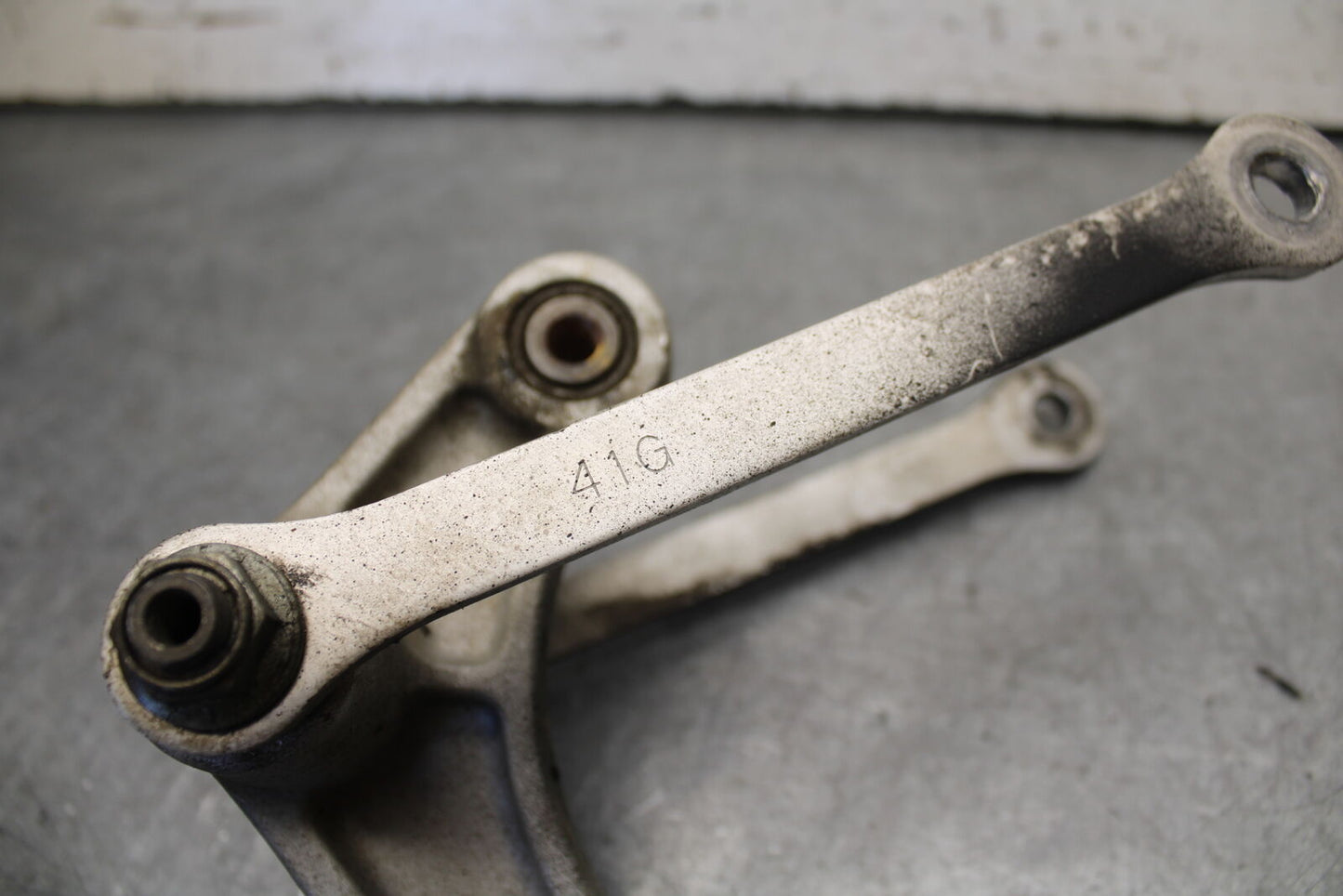 05-06 SUZUKI GSXR1000 REAR DOGBONE SHOCK LINKAGE LINK 62600-41810 BB663