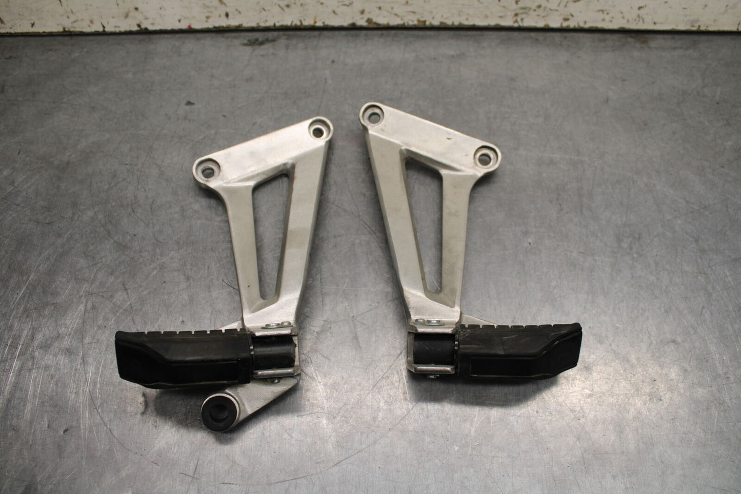 08 HONDA CBR125R REAR BACK PASSENGER PEG SET PAIR BB114