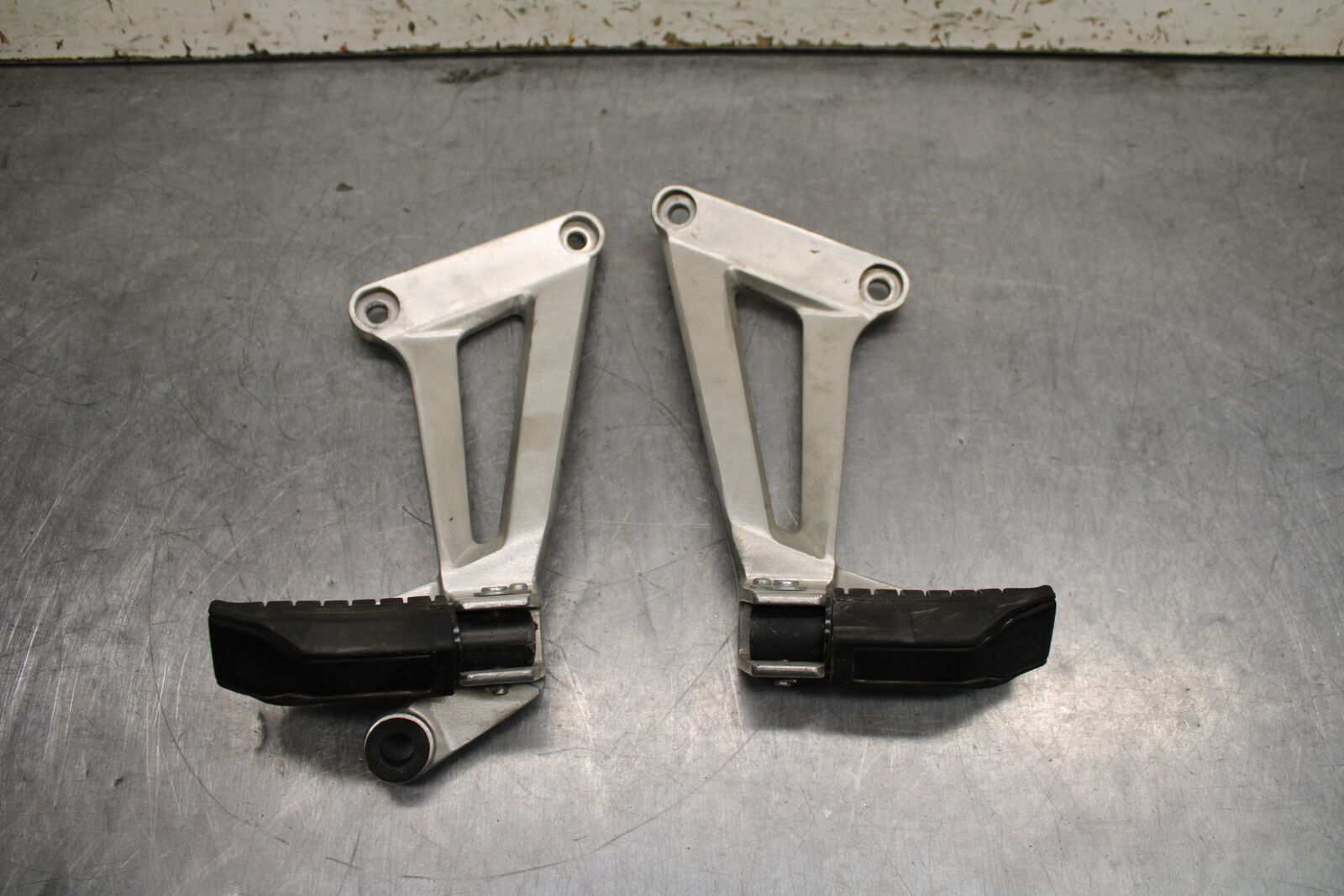 08 HONDA CBR125R REAR BACK PASSENGER PEG SET PAIR BB114