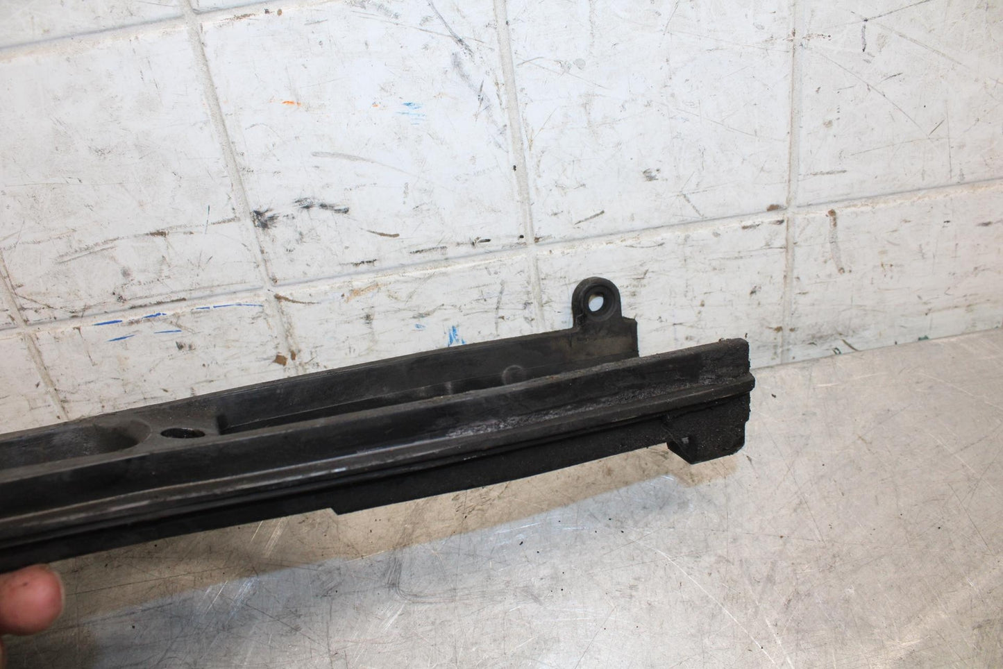 2007 Suzuki GSXR750 SWINGARM CHAIN BUFFER SLIDER GUIDE 61273-01H00 BB546