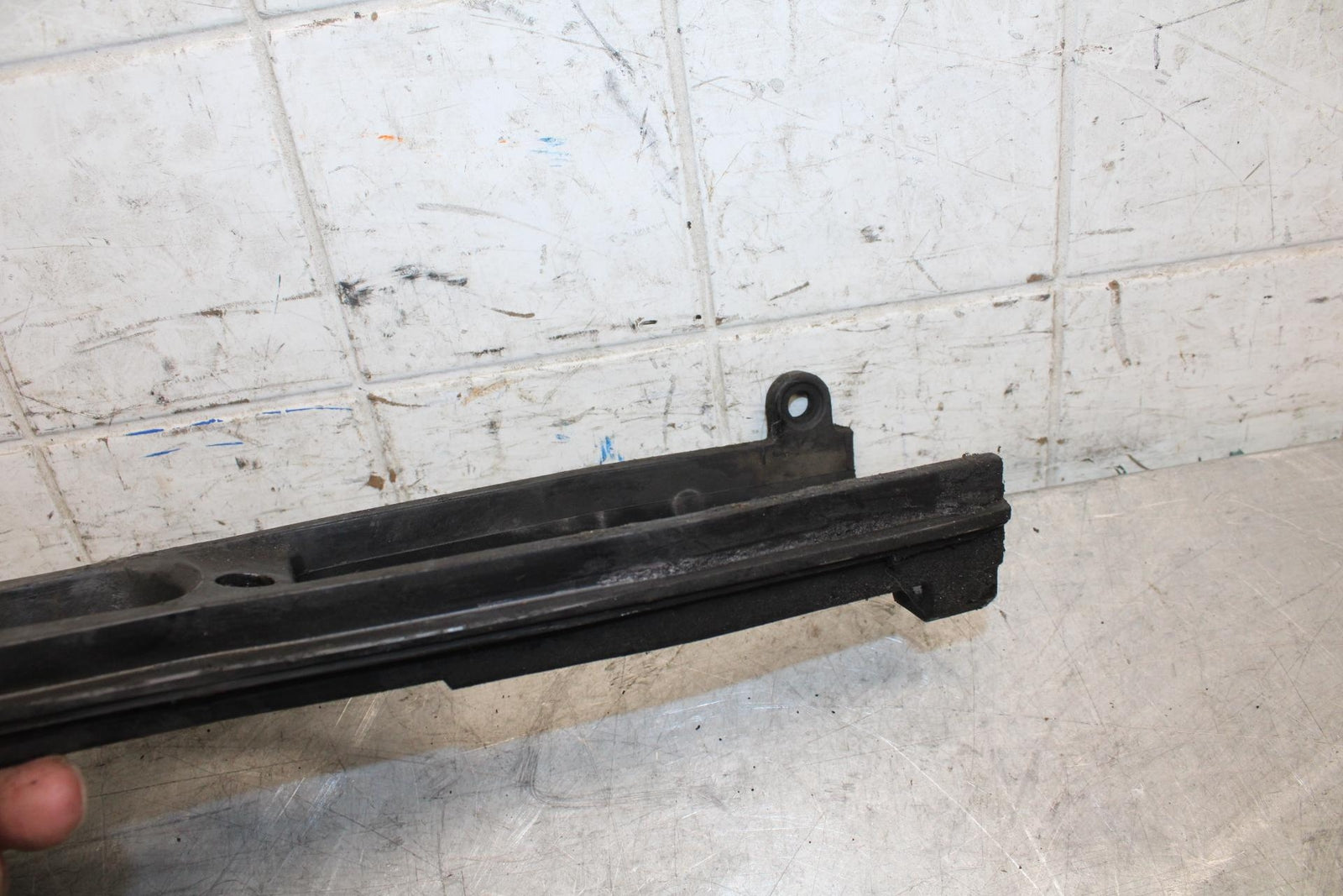 2007 Suzuki GSXR750 SWINGARM CHAIN BUFFER SLIDER GUIDE 61273-01H00 BB546