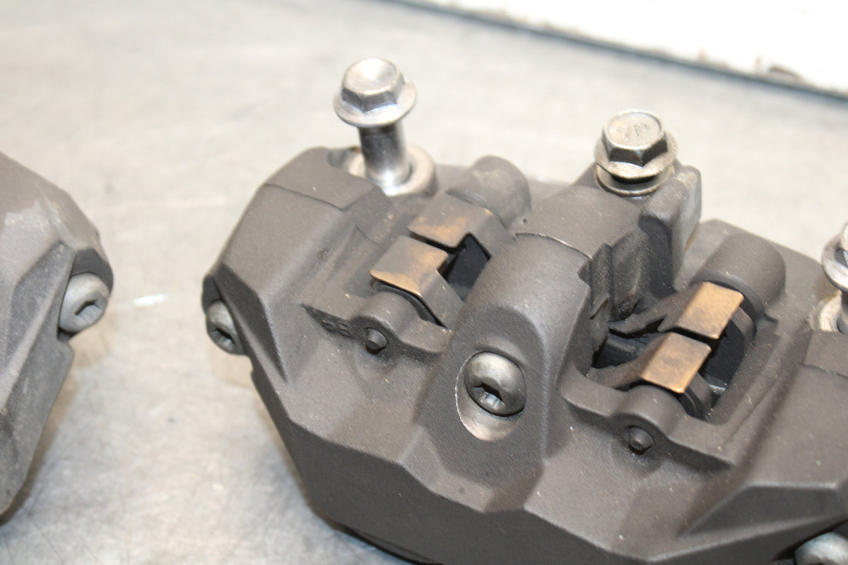 06-07 SUZUKI GSXR750 RIGHT LEFT FRONT BRAKE CALIPER SET PAIR CALIPERS BB670