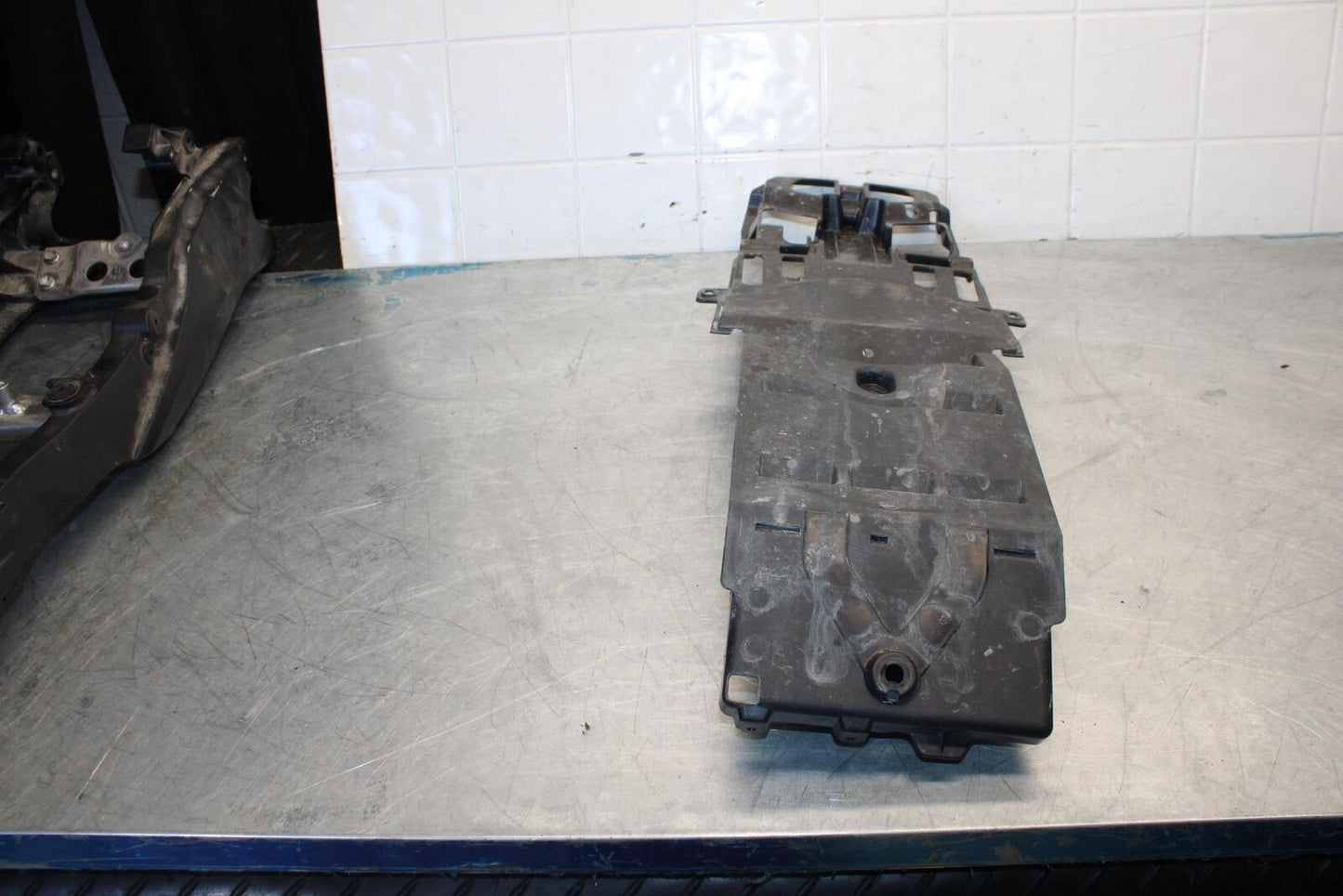 15-21 SUZUKI GSXR600 REAR BACK TAIL UNDERTAIL BATTERY TRAY PLASTIC BB437