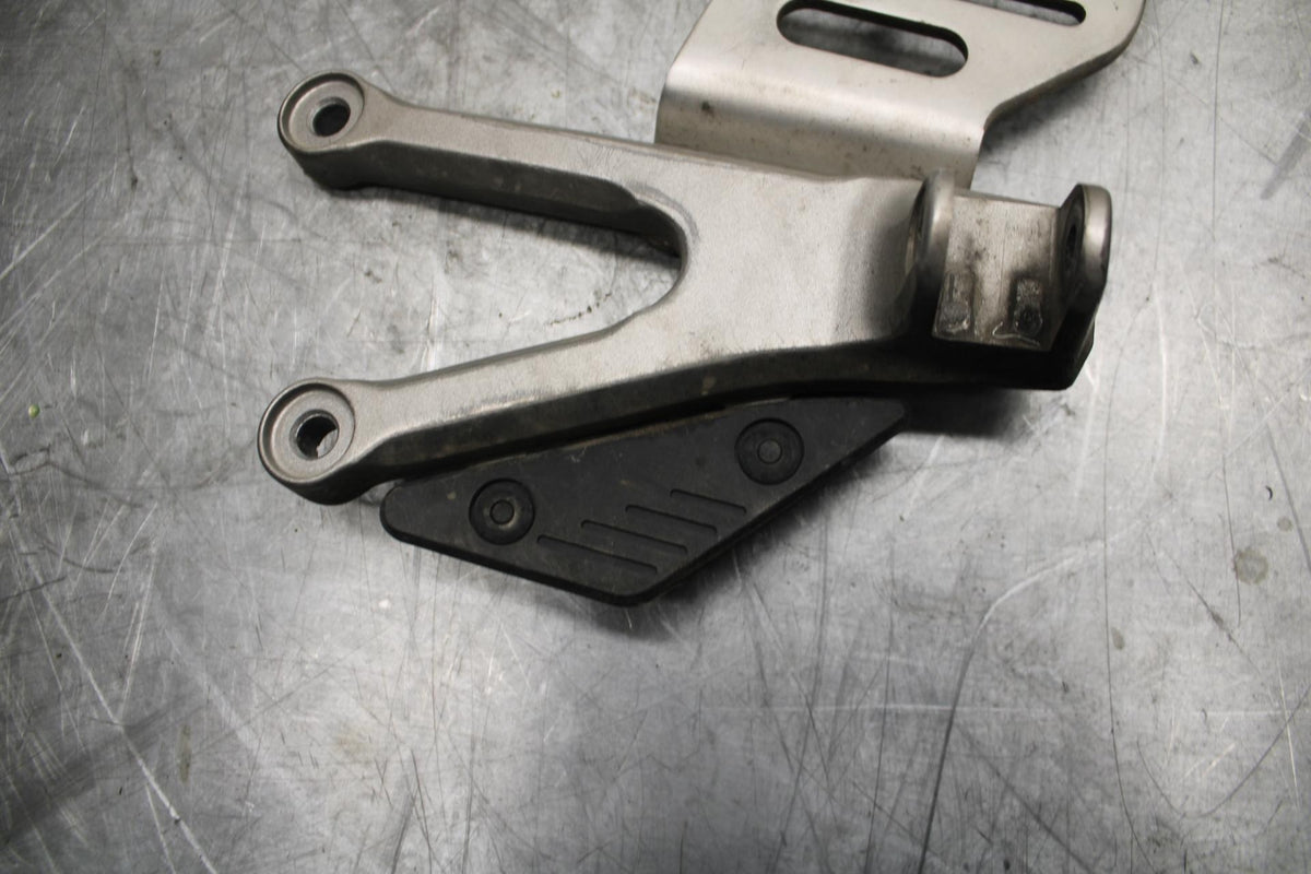 07 YAMAHA YZF R6 LEFT REARSET REAR SET DRIVER FOOT PEG BRACKET MOUNT BB495