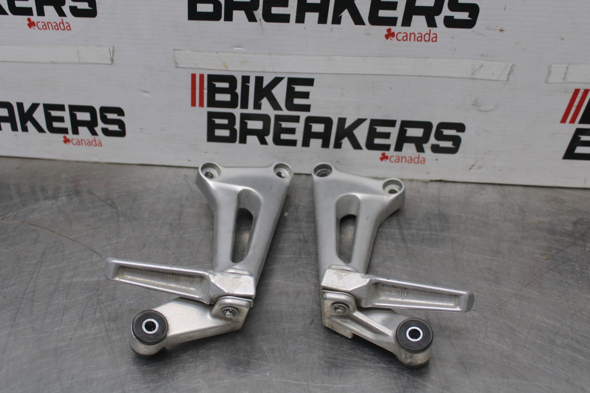 98-05 HONDA SUPER HAWK 1000 VTR1000F REAR BACK PASSENGER PEG SET PAIR BB924