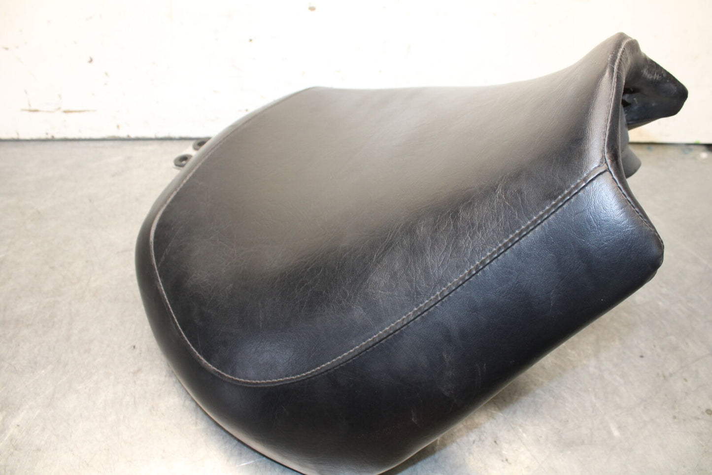 05-06 SUZUKI BOULEVARD M50 FRONT SEAT 45100-10F00-R22 45100-41F02-48H BB671