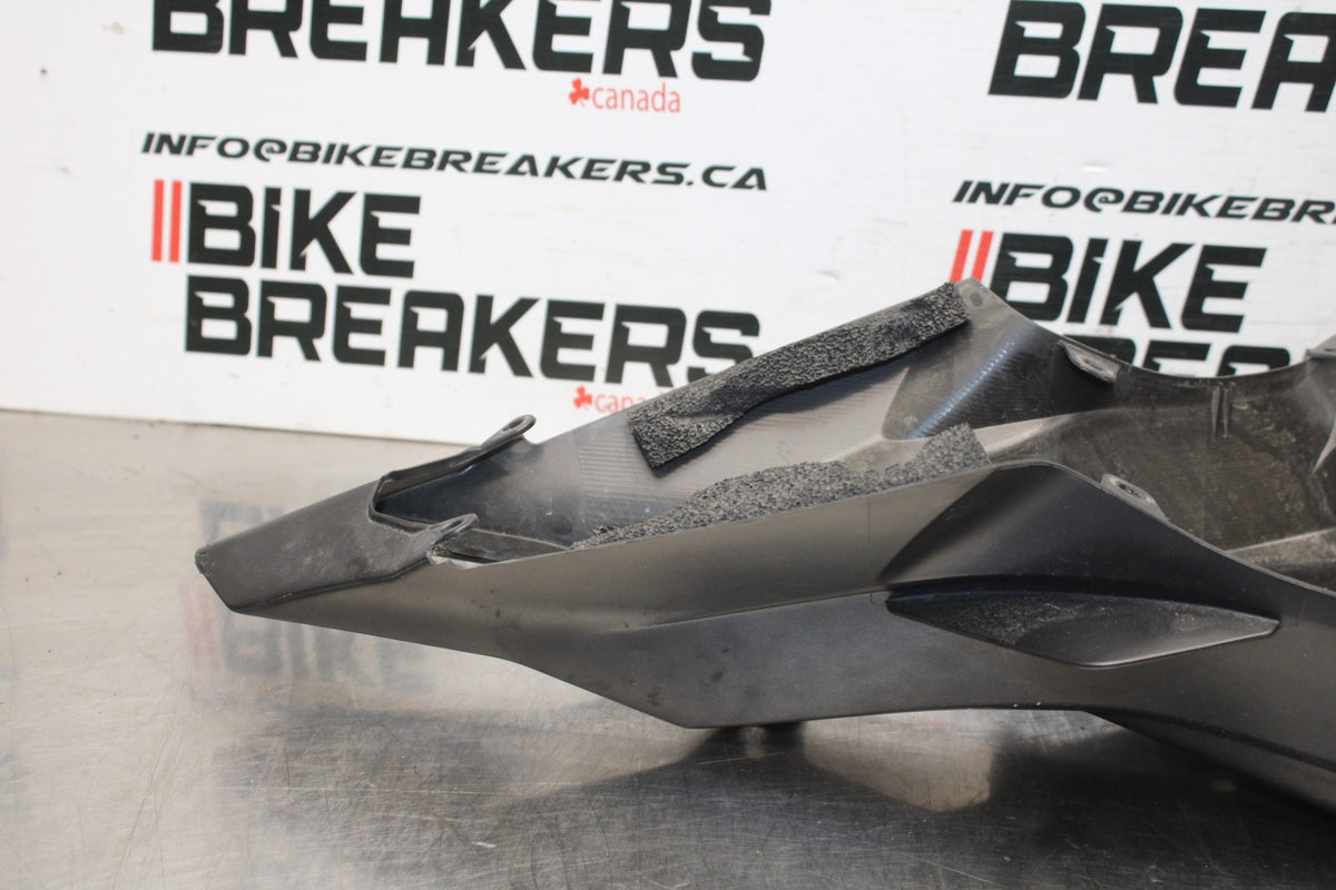 18 YAMAHA YZF R1  REAR BACK TAIL UNDERTAIL FAIRING COWL FENDER BB838