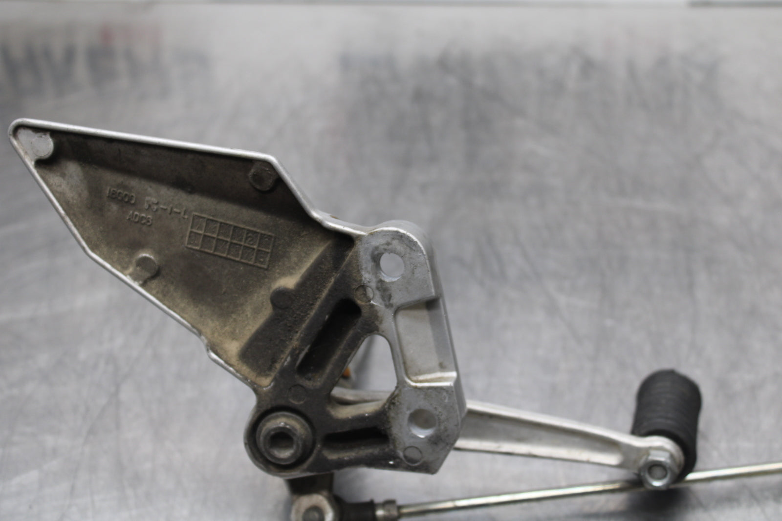 03 SUZUKI SV650S LEFT REARSET REAR SET DRIVER FOOT PEG REST STOP BB167