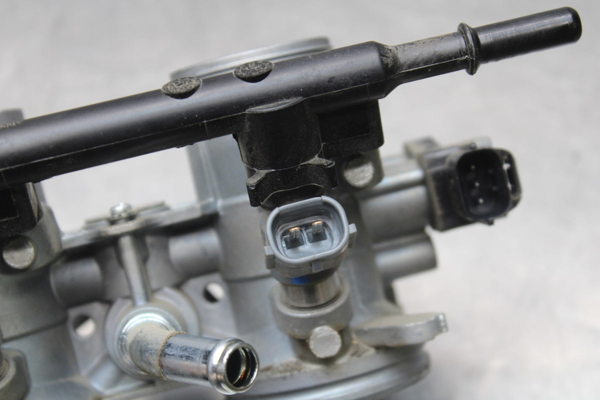 24 KAWASAKI NINJA 500 ABS MAIN FUEL INJECTORS / THROTTLE BODIES BB818