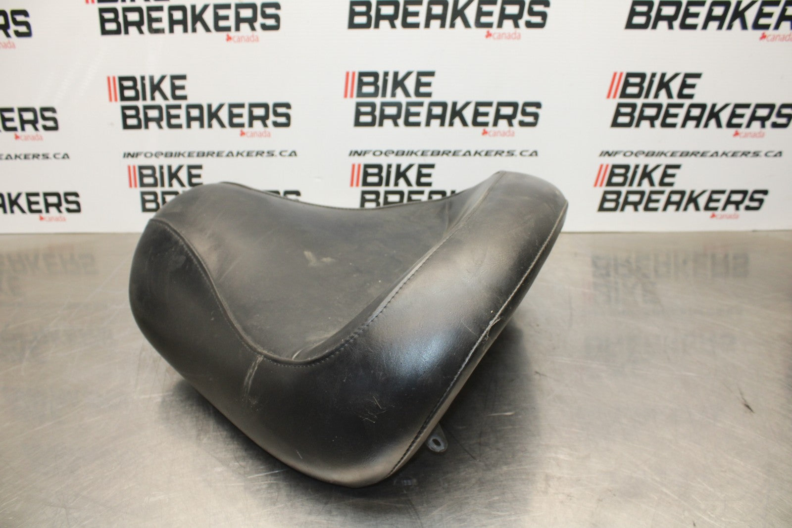 03-08 KAWASAKI VULCAN 1600 FRONT DRIVERS SEAT BB196