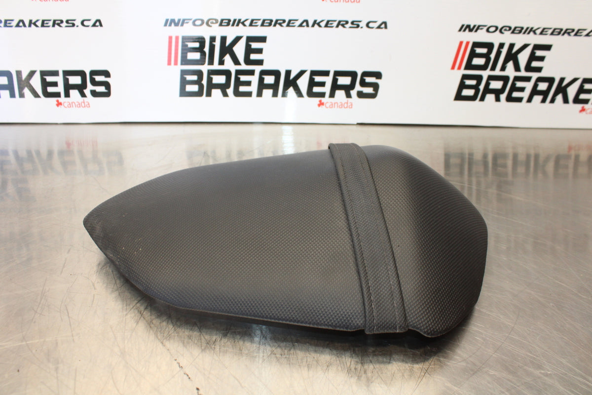 07 KAWASAKI Z1000 REAR BACK PASSENGER TANDEM SEAT PAD SADDLE PILLION BB148