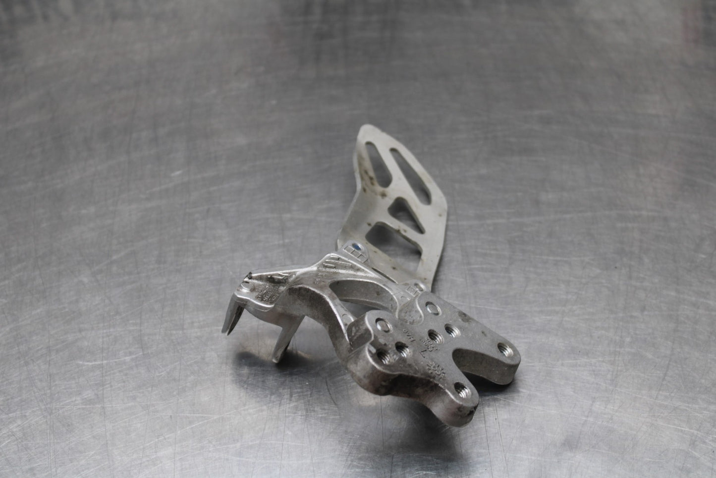 07 SUZUKI GSXR1000 LEFT REARSET REAR SET DRIVER FOOT PEG BRACKET MOUNT BB770
