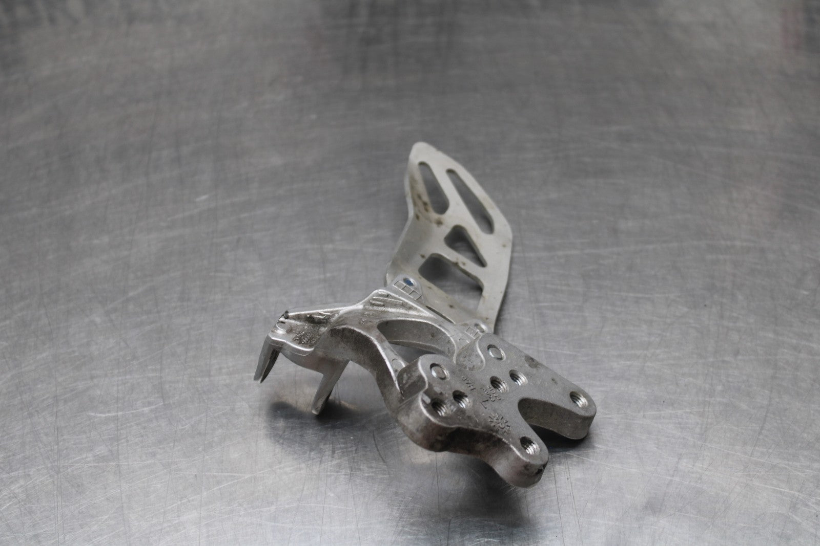 07 SUZUKI GSXR1000 LEFT REARSET REAR SET DRIVER FOOT PEG BRACKET MOUNT BB770