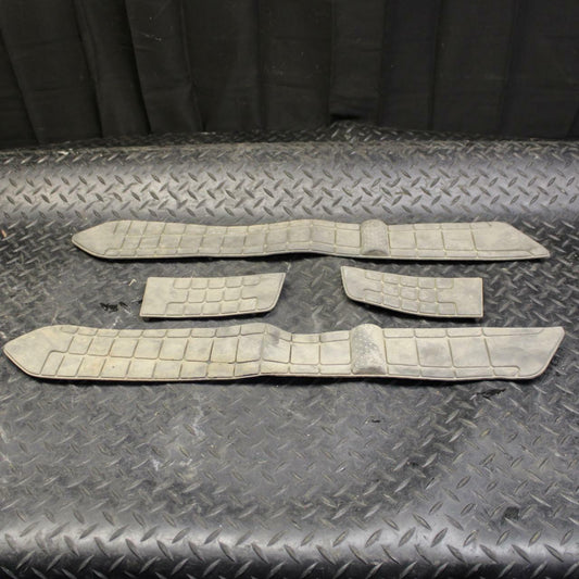07 SUZUKI BURGMAN 650 FLOOR BOARD FOOT REST MATS RUBBERS BB183