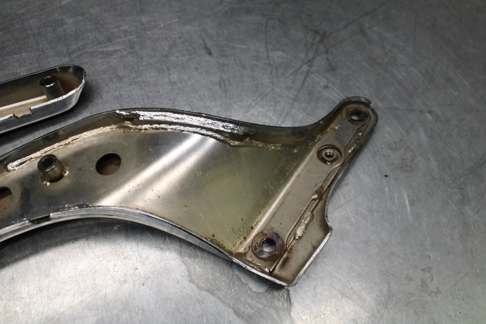 00 SUZUKI INTRUDER 1500 VL1500 REAR BACK FENDER SUPPORT FRAME SUBFRAME BB761