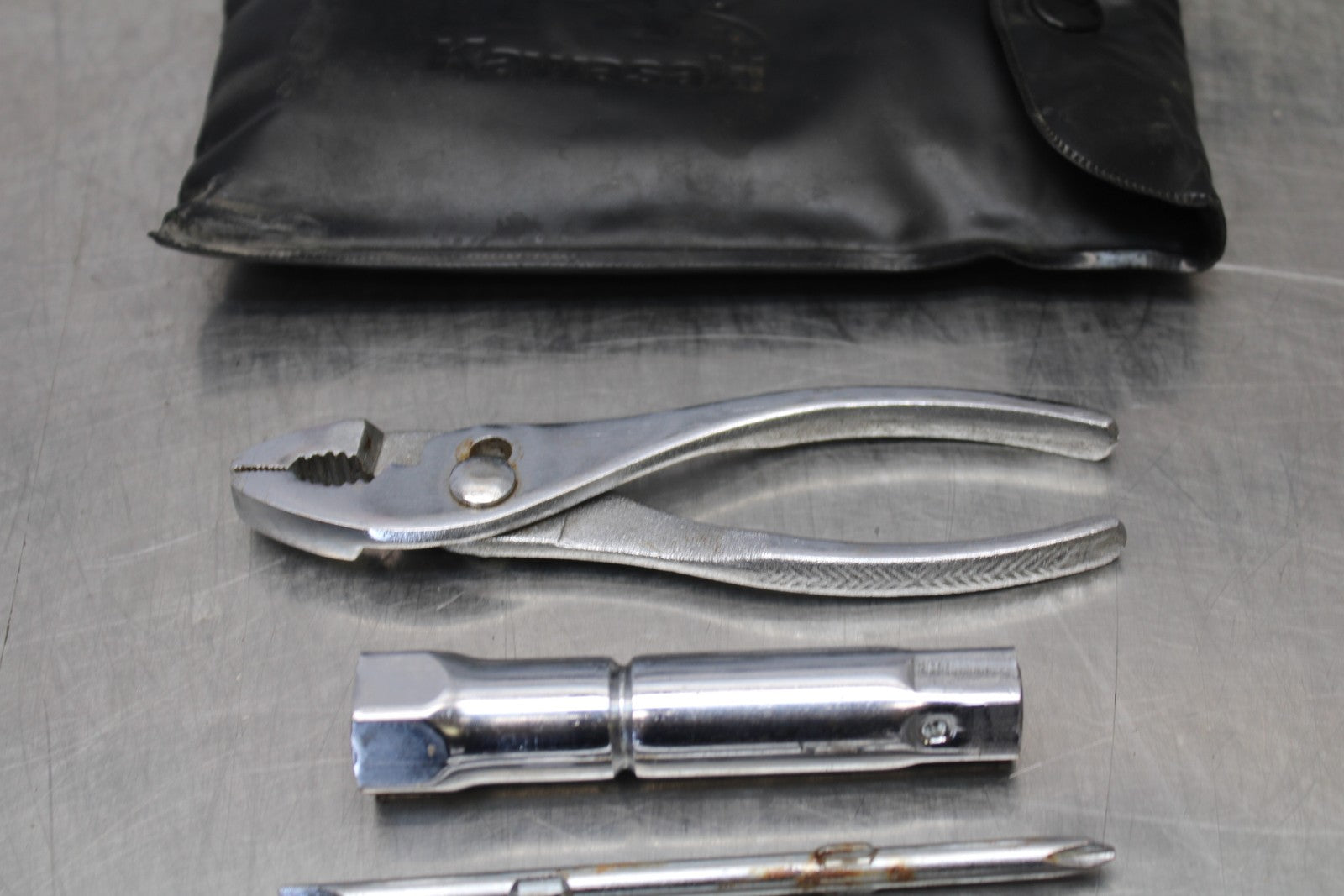 03-08 KAWASAKI VULCAN 1600 STOCK TOOLS OEM TOOL BAG KIT SET BB196