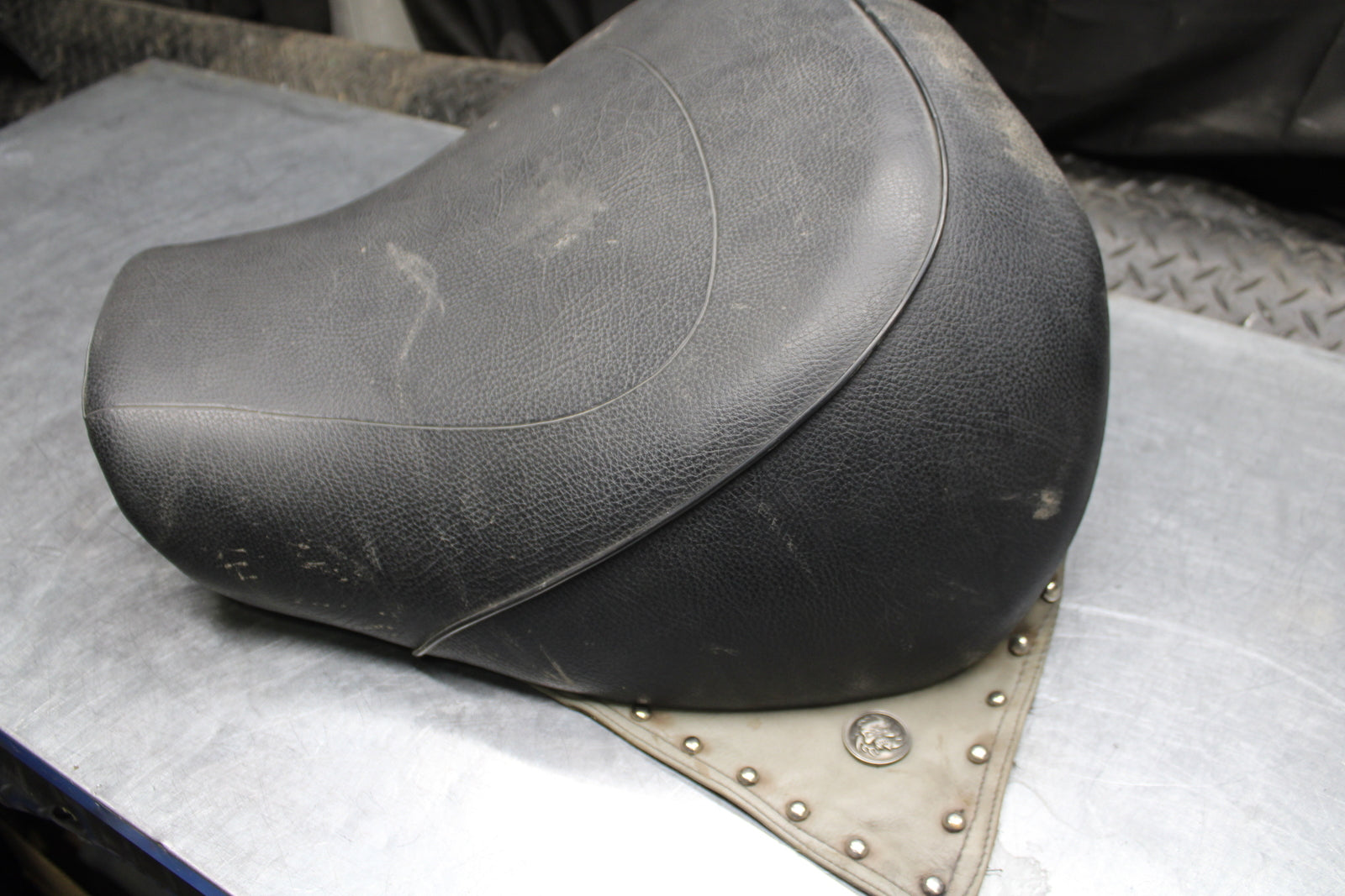 00 SUZUKI INTRUDER 1500 VL1500 FRONT DRIVERS SEAT BB761