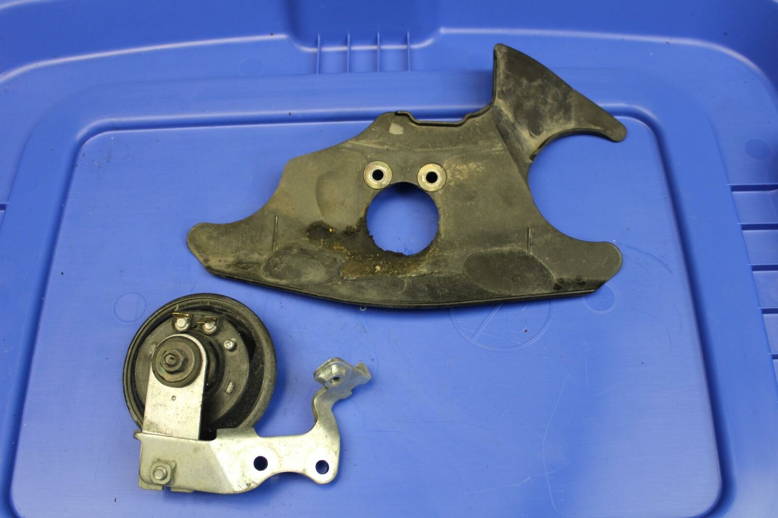 08-09 YAMAHA YZF R6S INNER FRONT UPPER HORN SIGNAL BRACKET GUARD COVER BB178