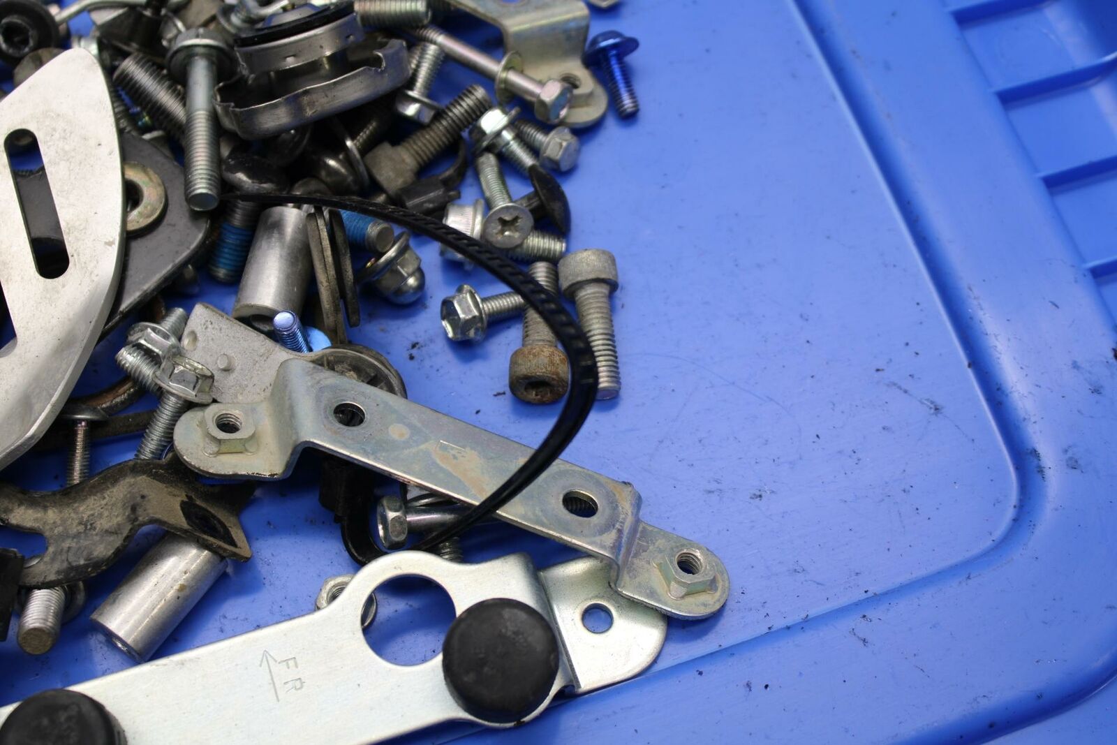 06-07 SUZUKI GSXR600 BOLT BRACKET LEFTOVER BB289