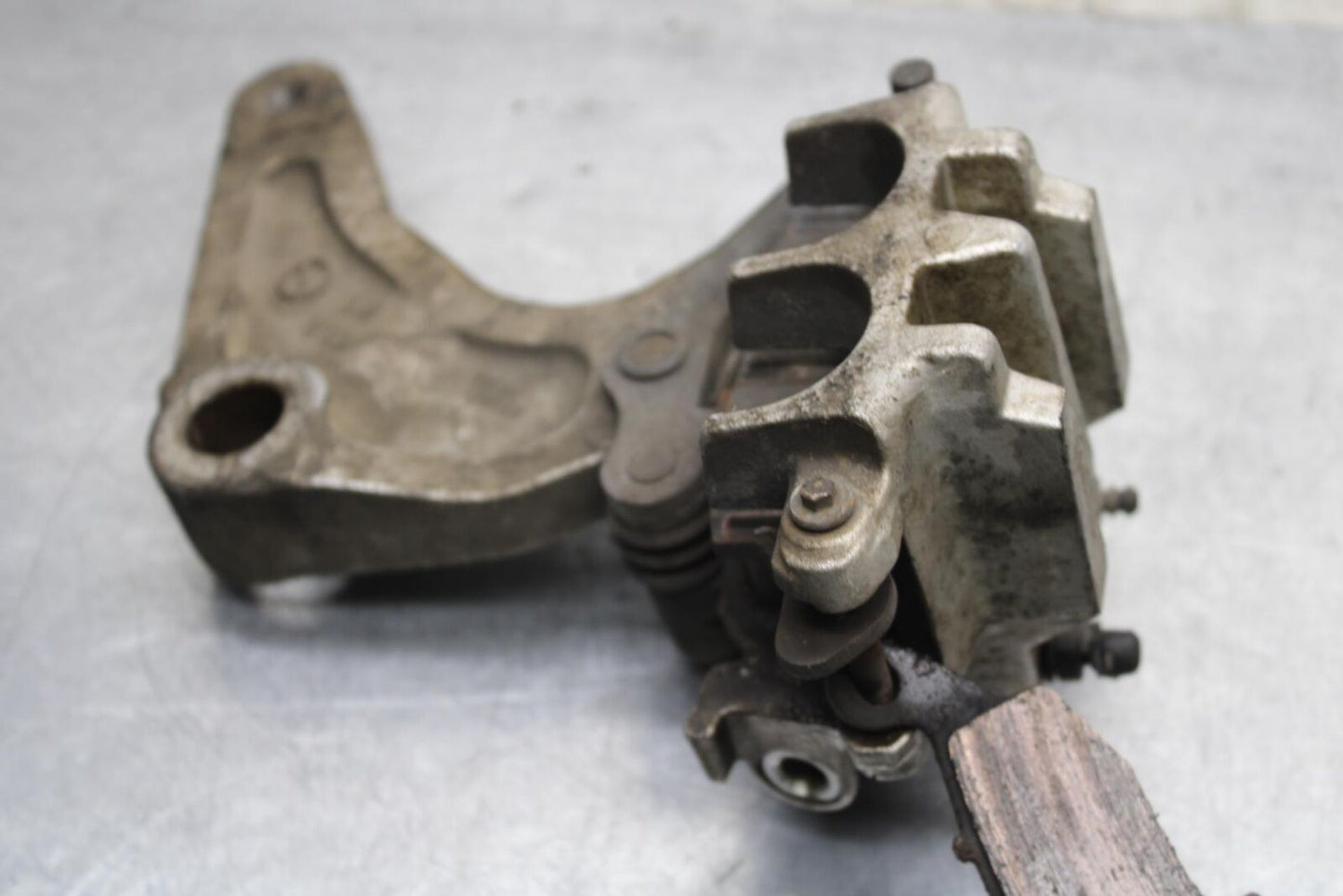 2005 Kawasaki Vulcan 1500 VN1500N Classic REAR BACK BRAKE CALIPER W MOUNT BB576