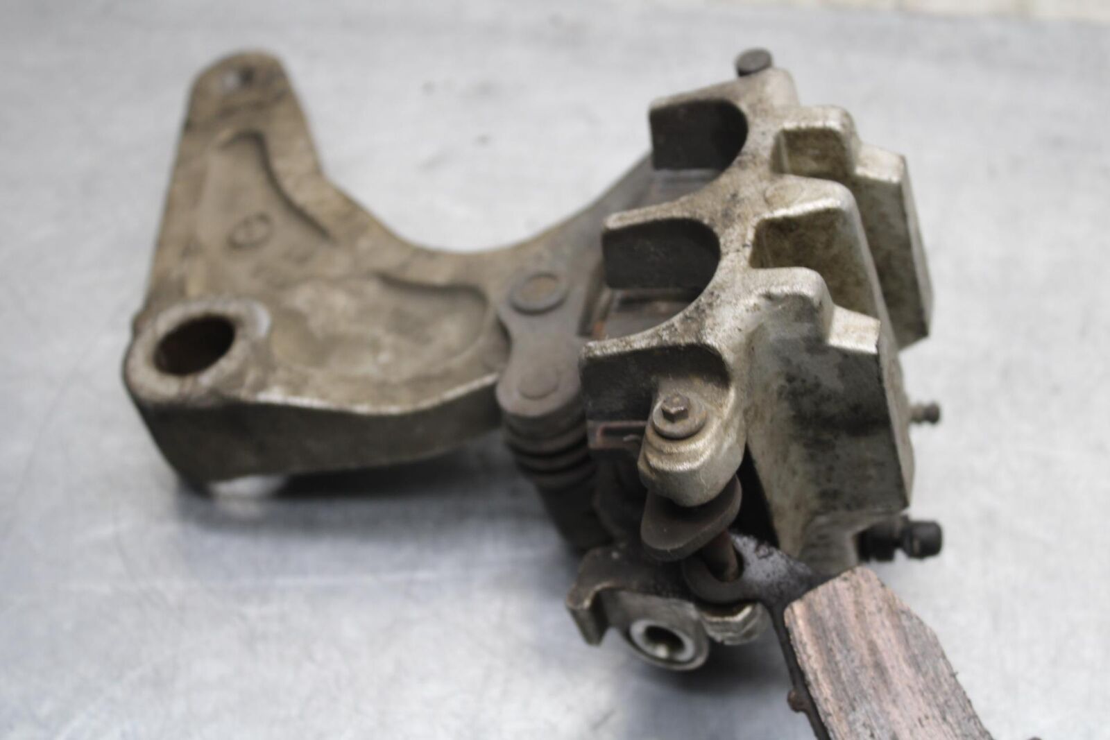 2005 Kawasaki Vulcan 1500 VN1500N Classic REAR BACK BRAKE CALIPER W MOUNT BB576