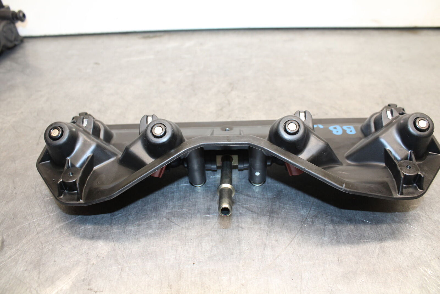09-14 YAMAHA YZF R1 SECONDARY FUEL INJECTORS TOP AIRBOX GAS RAIL BB118