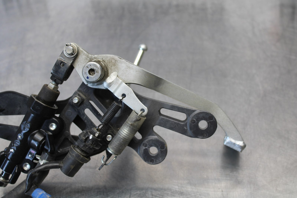22-25 YAMAHA YZF R7 RIGHT REARSET REAR SET DRIVER FOOT PEG REST STOP BB176