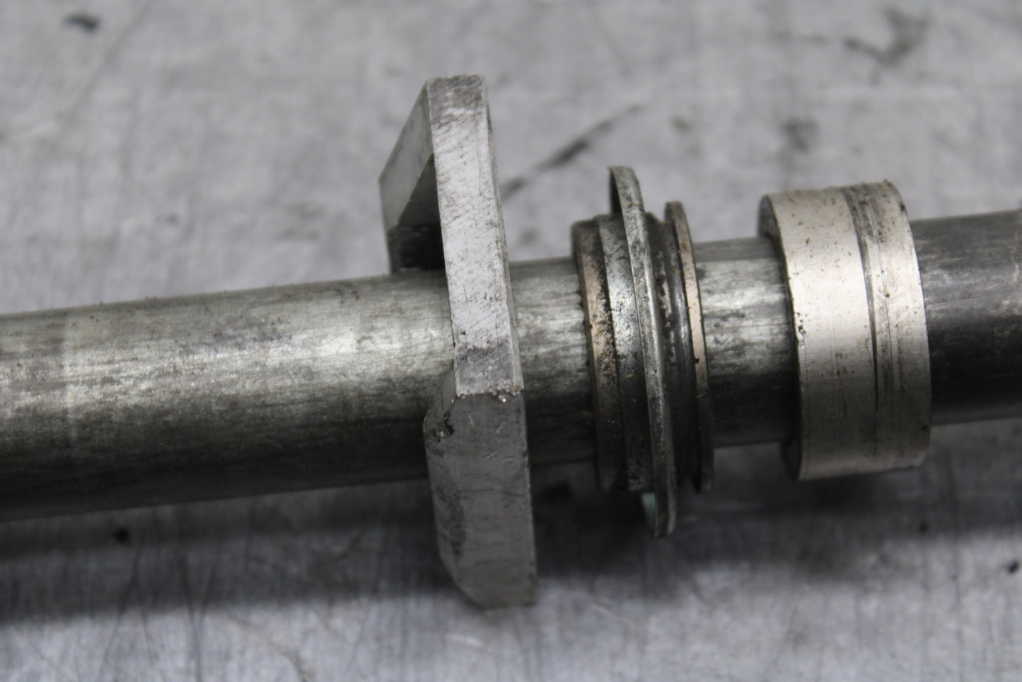 01-03 SUZUKI GSXR600 REAR AXLE BACK WHEEL RIM PIVOT BOLT AXEL BB336