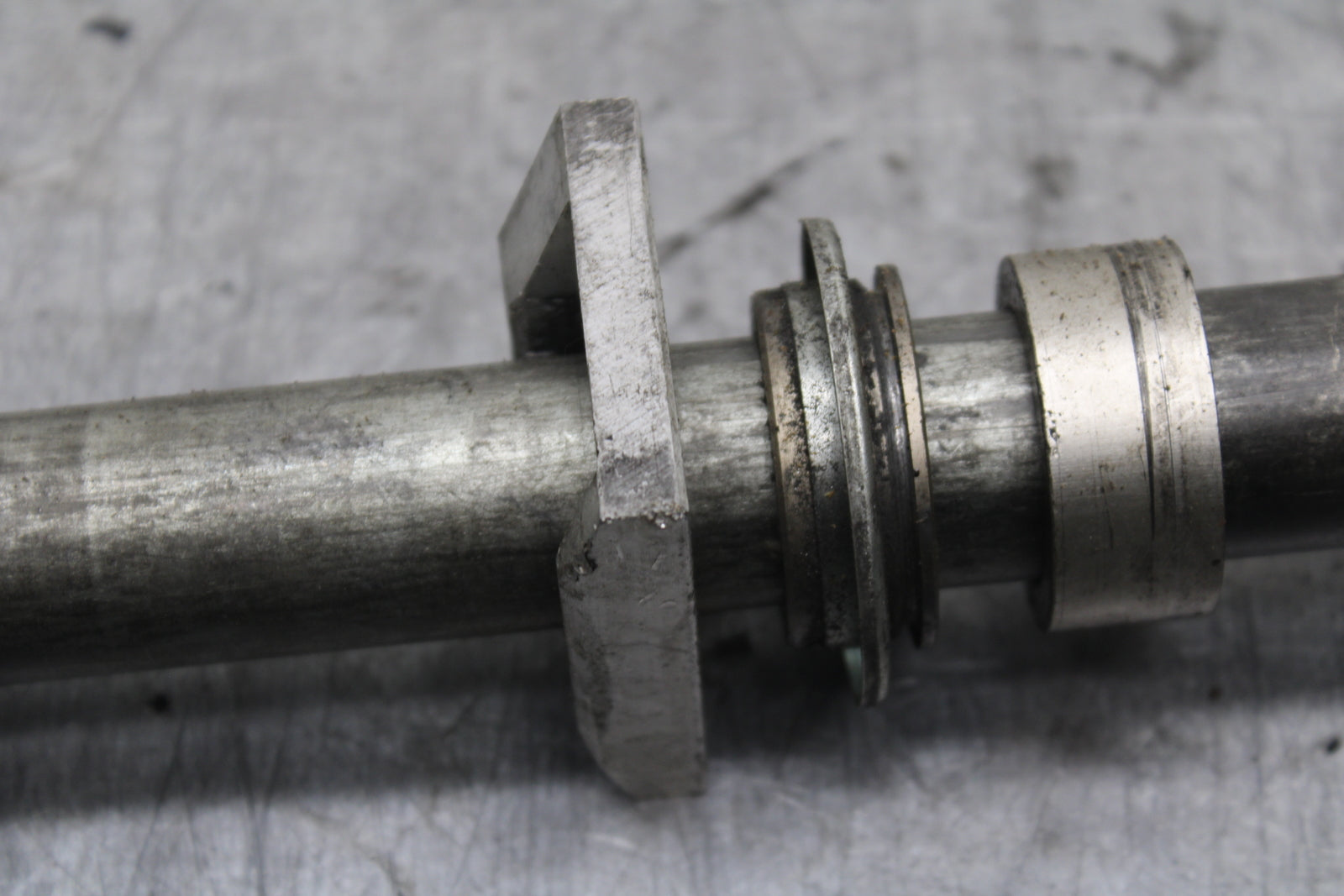 01-03 SUZUKI GSXR600 REAR AXLE BACK WHEEL RIM PIVOT BOLT AXEL BB336