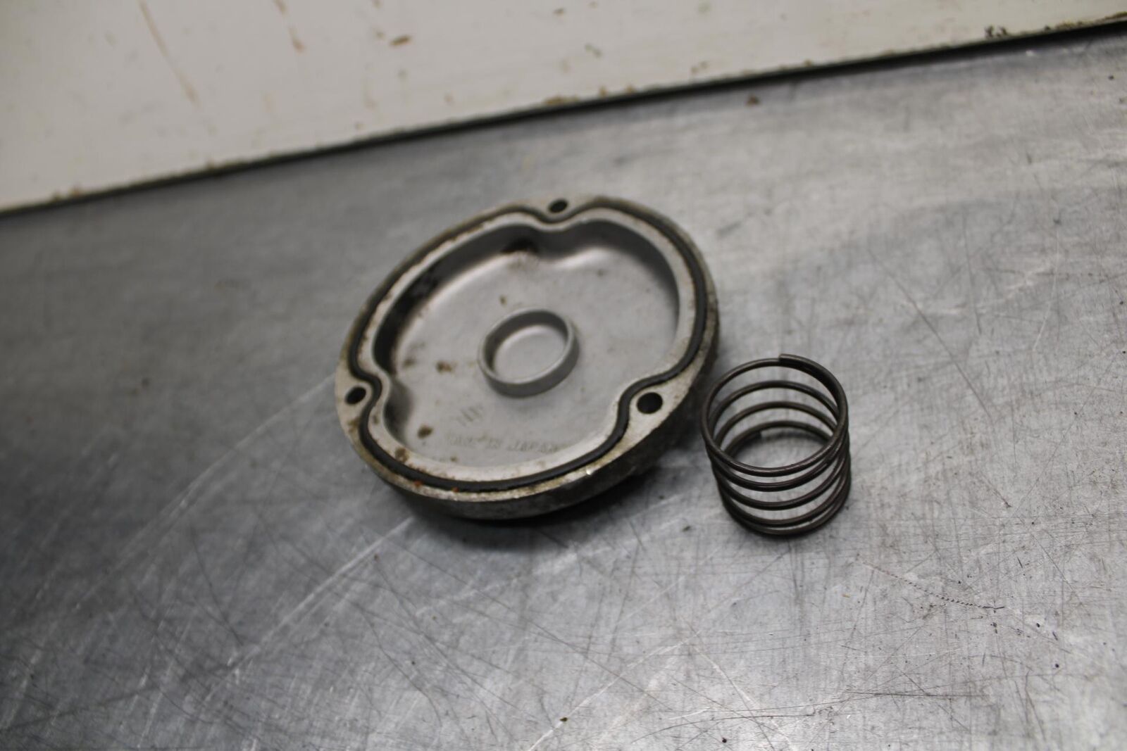 80-81 SUZUKI GS1000G ENGINE OIL FILTER COVER SPRING BB91