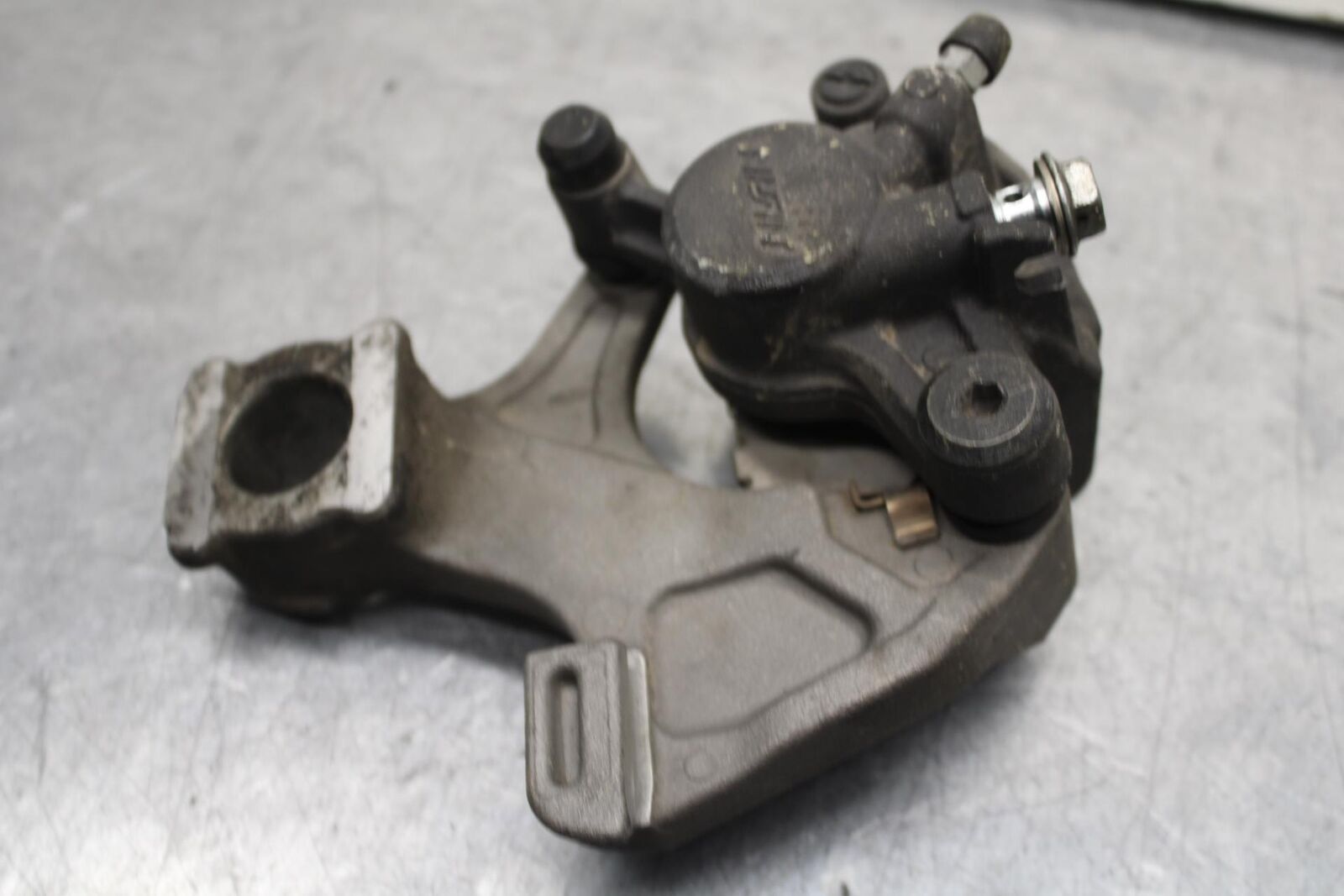 2011 Suzuki GSXR600 REAR BACK BRAKE CALIPER W MOUNT BRACKET 69100-47H10-999 BB94