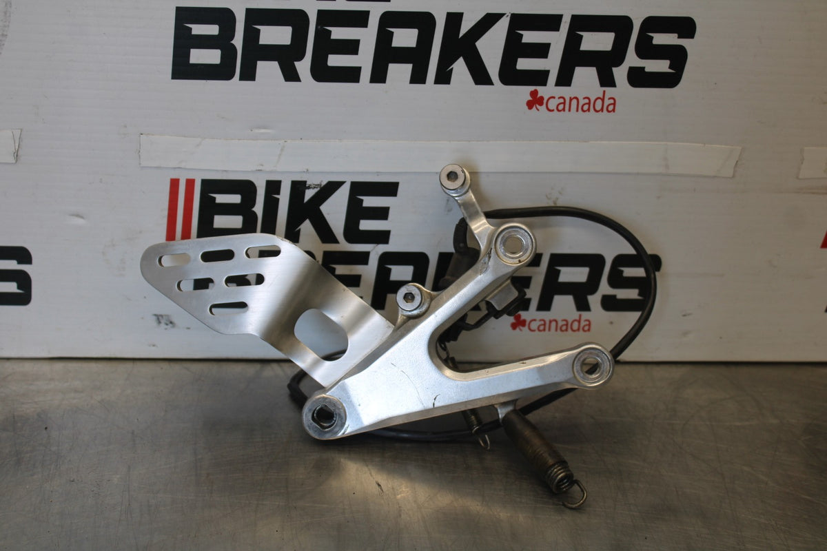 05 YAMAHA YZF R6 RIGHT REARSET REAR SET DRIVER FOOT PEG BRACKET MOUNT BB894
