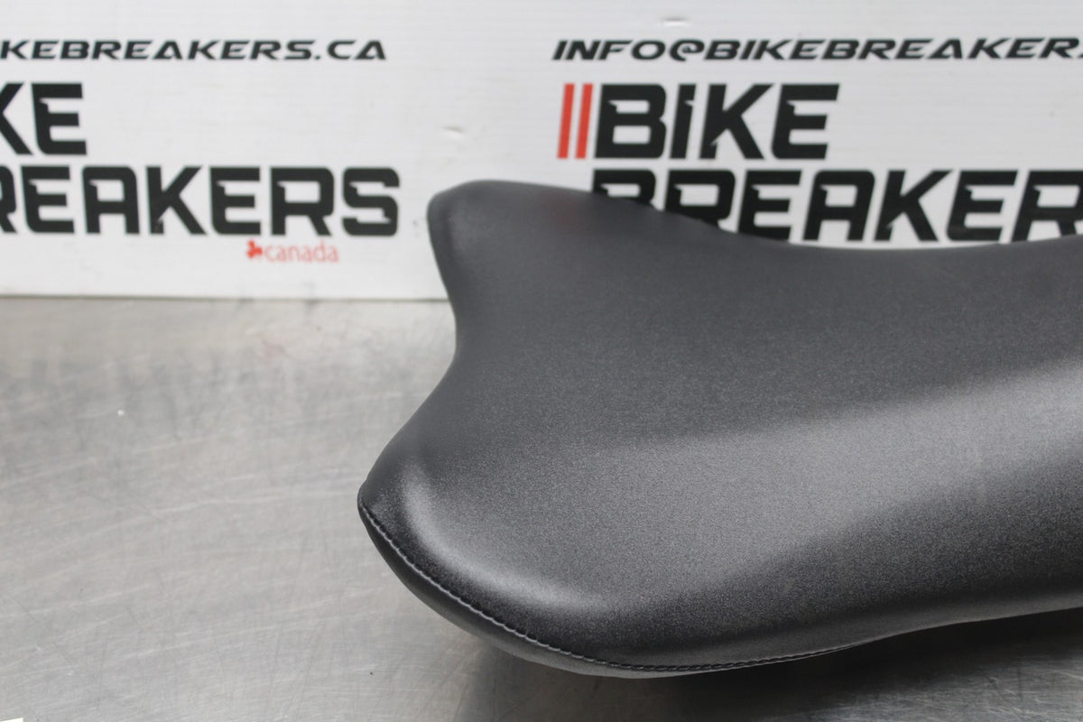 05-06 SUZUKI GSXR1000 FRONT DRIVERS SEAT PAD SADDLE PILLION BB857
