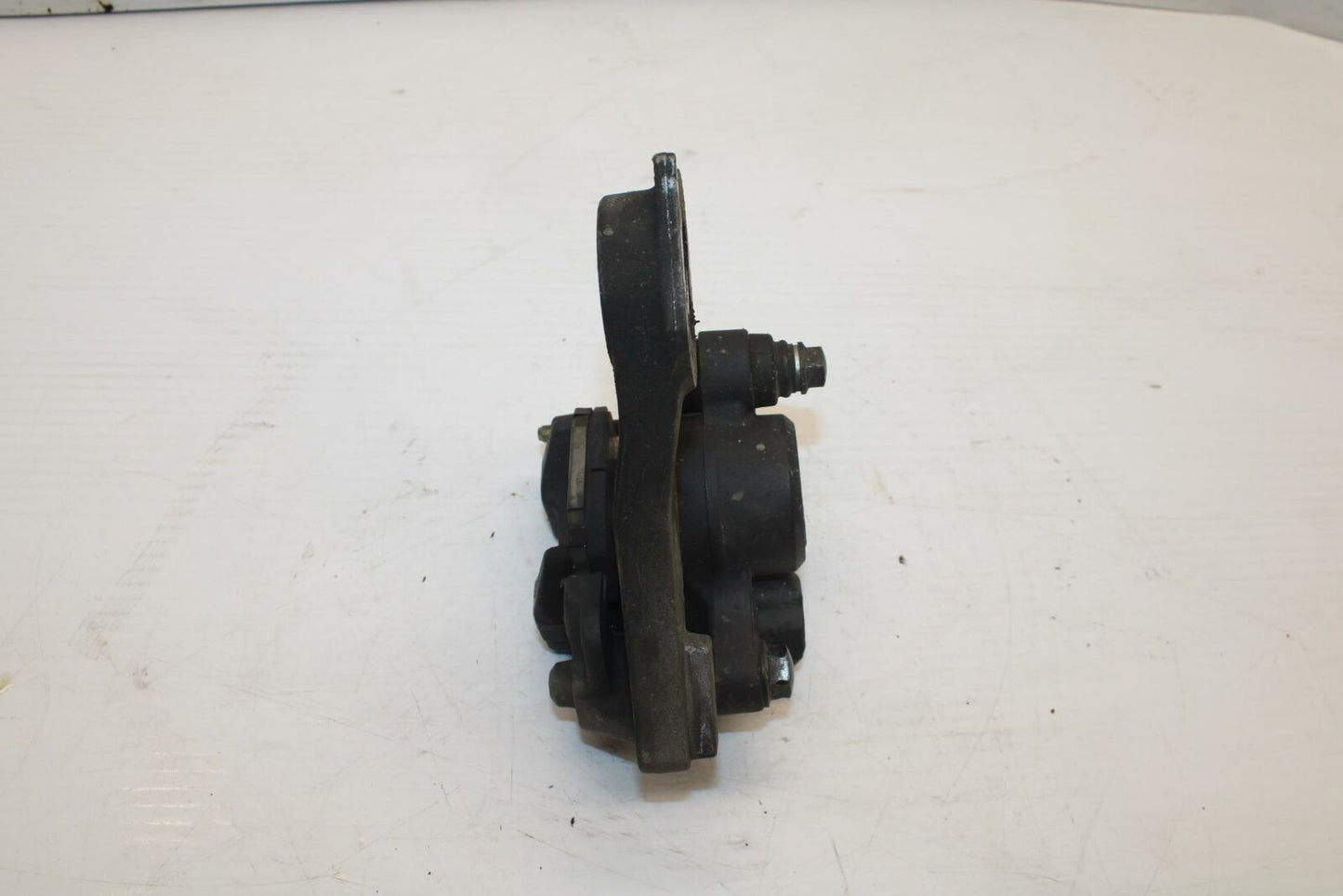 06 YAMAHA YZF R1 REAR BACK BRAKE CALIPER W MOUNT BRACKET BB282
