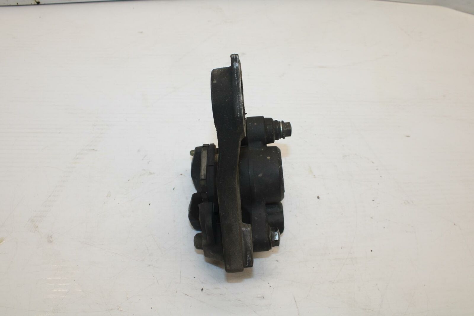06 YAMAHA YZF R1 REAR BACK BRAKE CALIPER W MOUNT BRACKET BB282