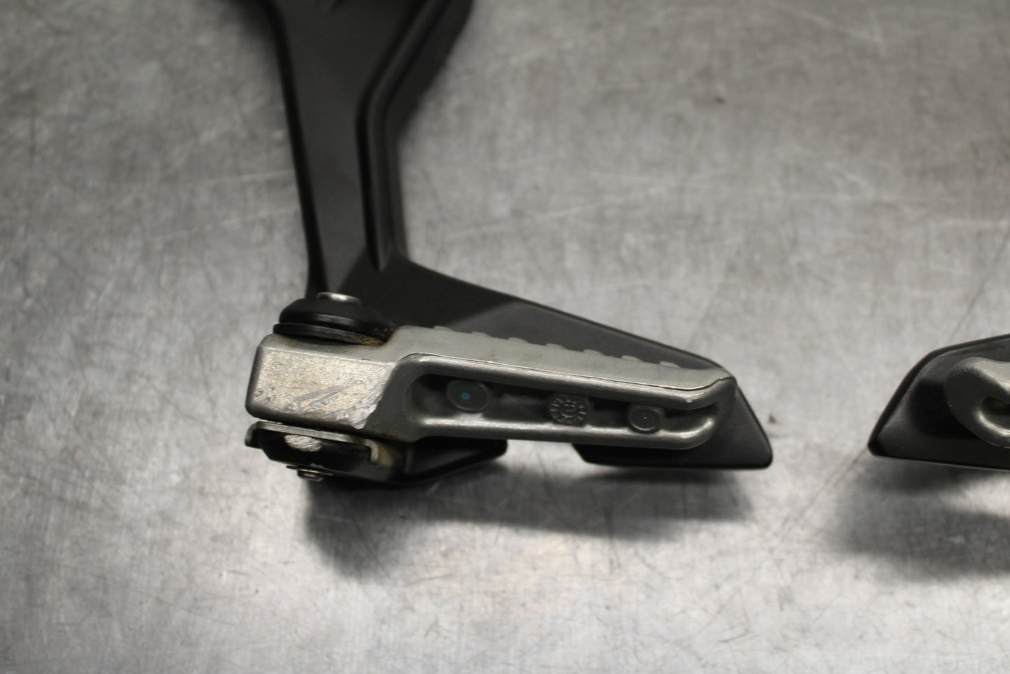 24 KAWASAKI NINJA 500 ABS REAR BACK PASSENGER PEG SET PAIR BB730