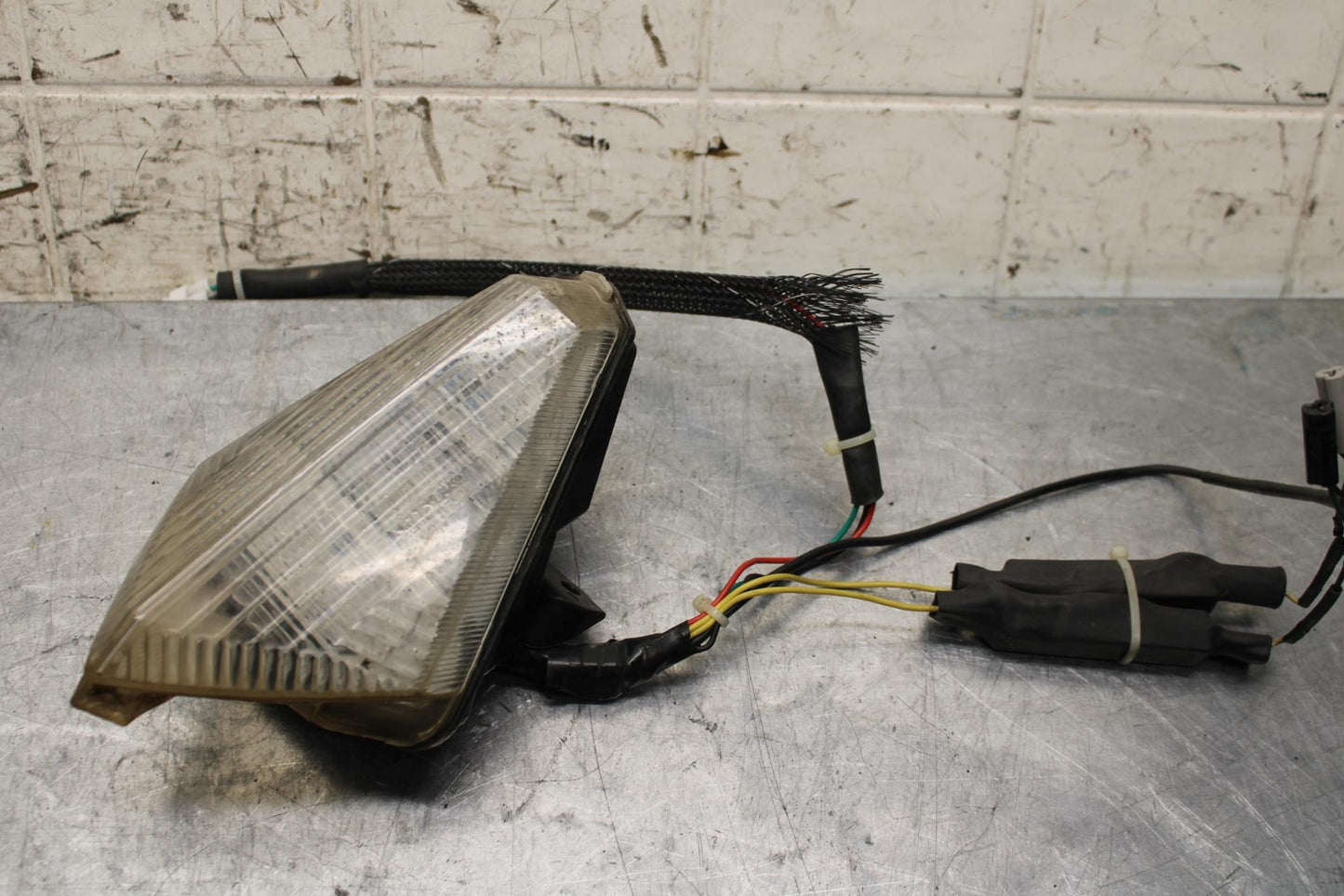 2007 Yamaha YZF R1 REAR TAIL TAILLIGHT BACK BRAKE LIGHT 4C8-84710-10-00 BB575