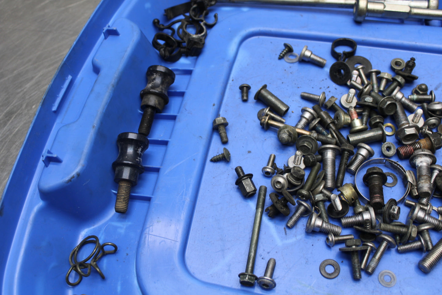 04-05 KAWASAKI NINJA ZX10R MOUNTING BOLTS HARDWARE MOTOR SCREWS BB163