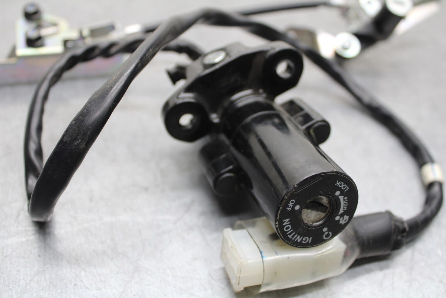 15-17 YAMAHA YZF R3 IGNITION LOCK SET AND SEAT LOCK BB651