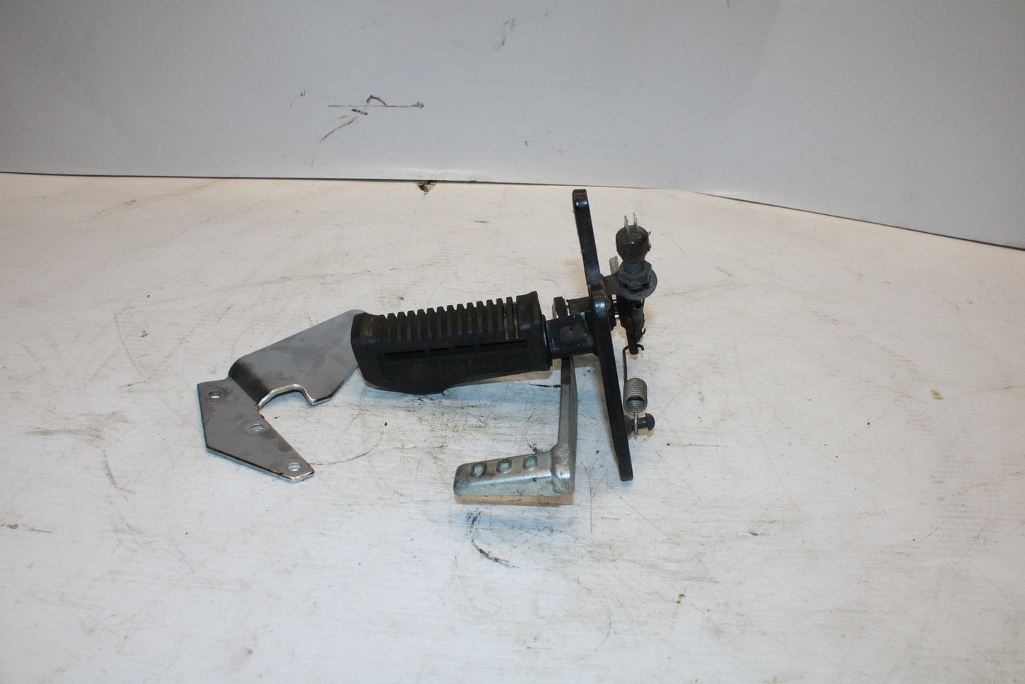 04-09 SUZUKI GS500F RIGHT REARSET REAR SET DRIVER FOOT PEG REST STOP BB261