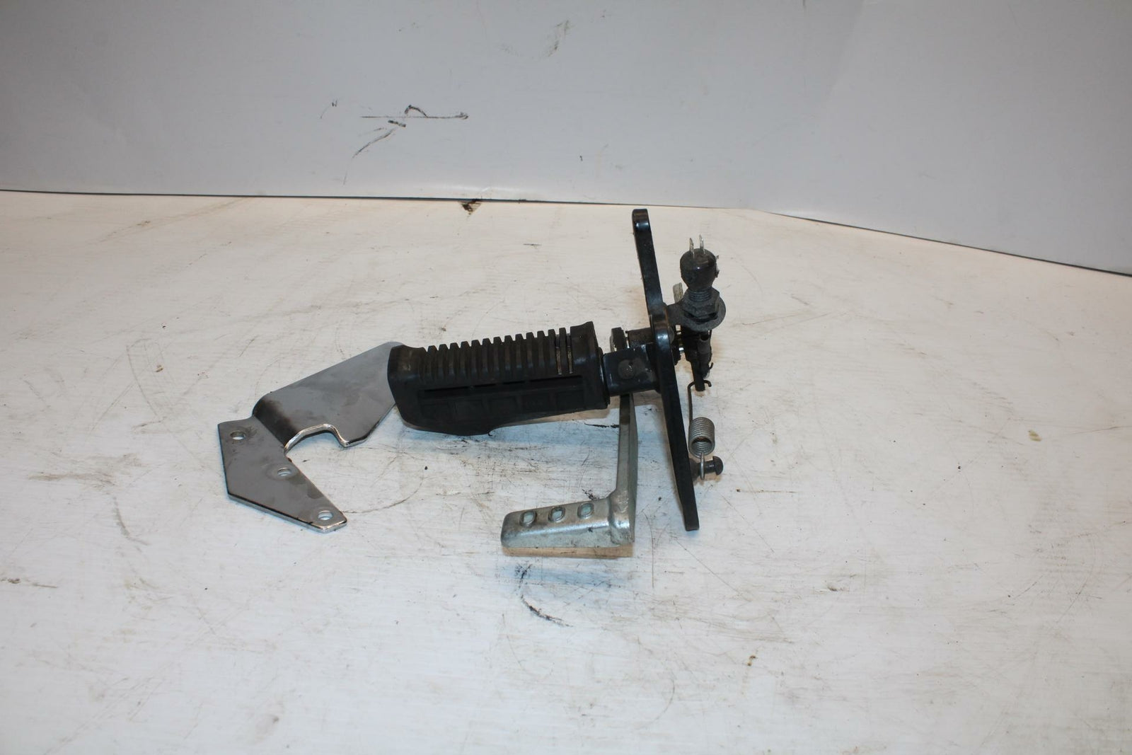 04-09 SUZUKI GS500F RIGHT REARSET REAR SET DRIVER FOOT PEG REST STOP BB261